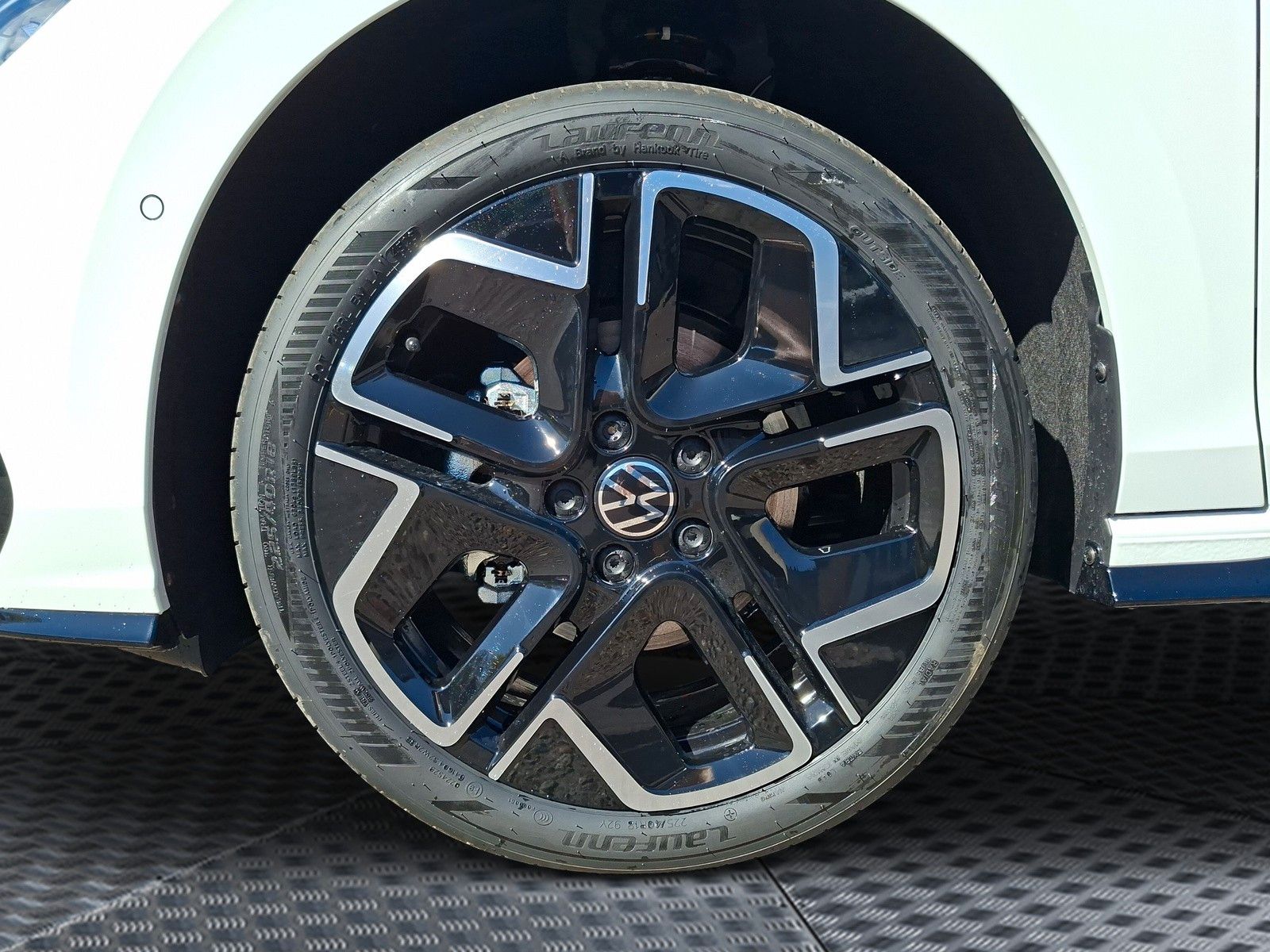 Fahrzeugabbildung Volkswagen Golf VIII 1.5eTSI R-Line Pano18" LED Plus ACC