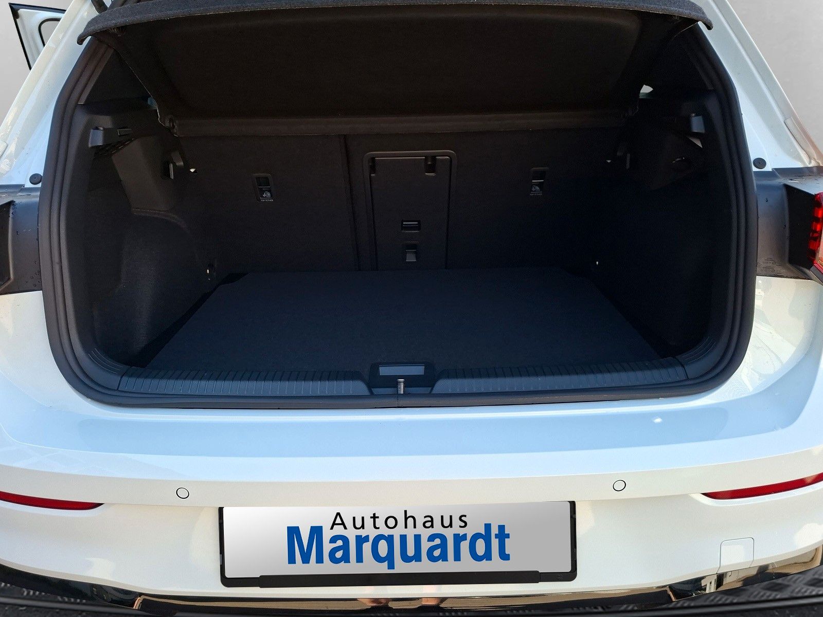 Fahrzeugabbildung Volkswagen Golf VIII 1.5eTSI R-Line Pano18" LED Plus ACC
