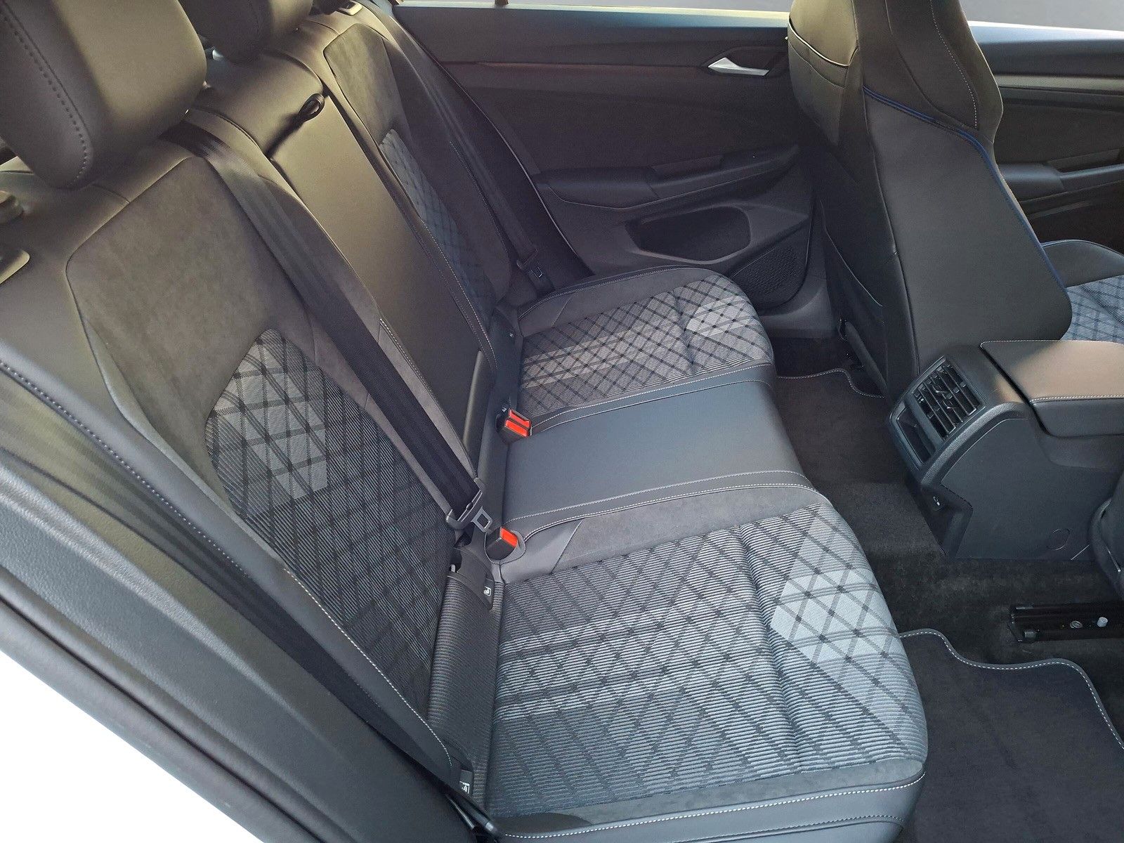 Fahrzeugabbildung Volkswagen Golf VIII 1.5eTSI R-Line Pano18" LED Plus ACC