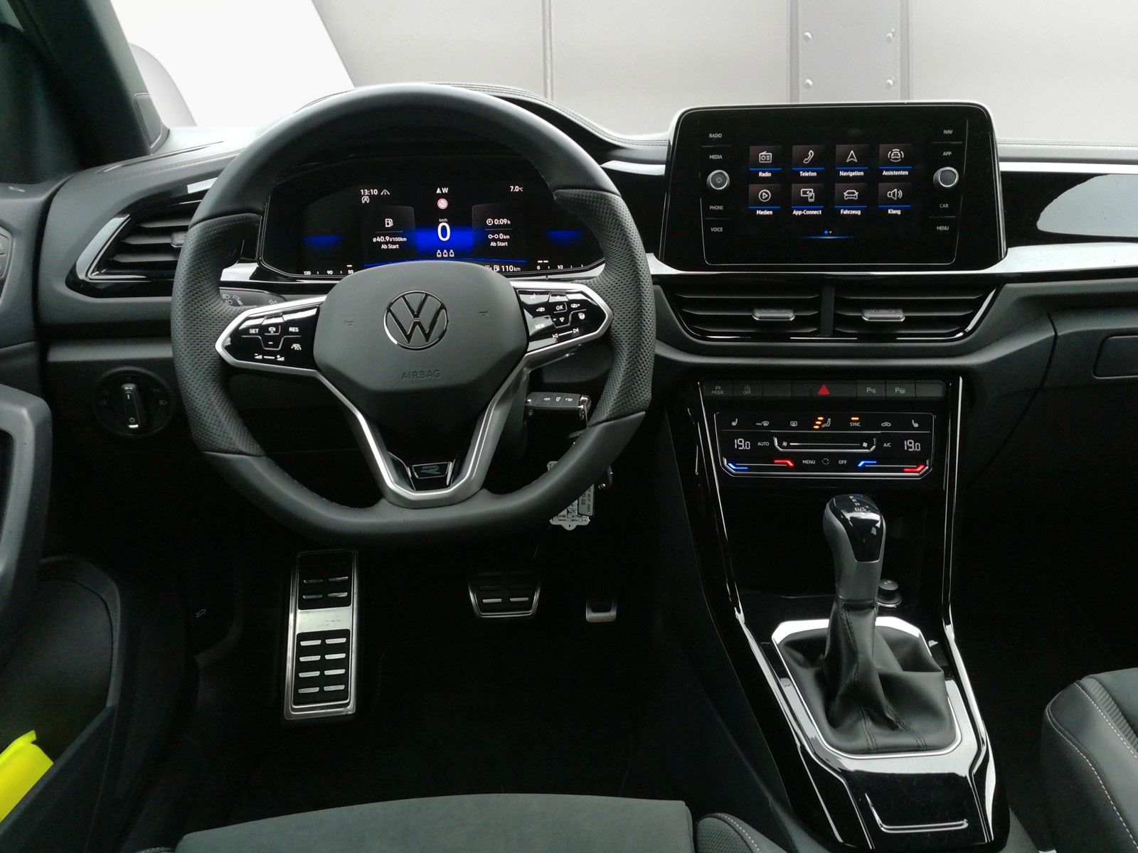 Fahrzeugabbildung Volkswagen T-Roc Sport 2.0 TSI 4M 19" AHK Navi Pano
