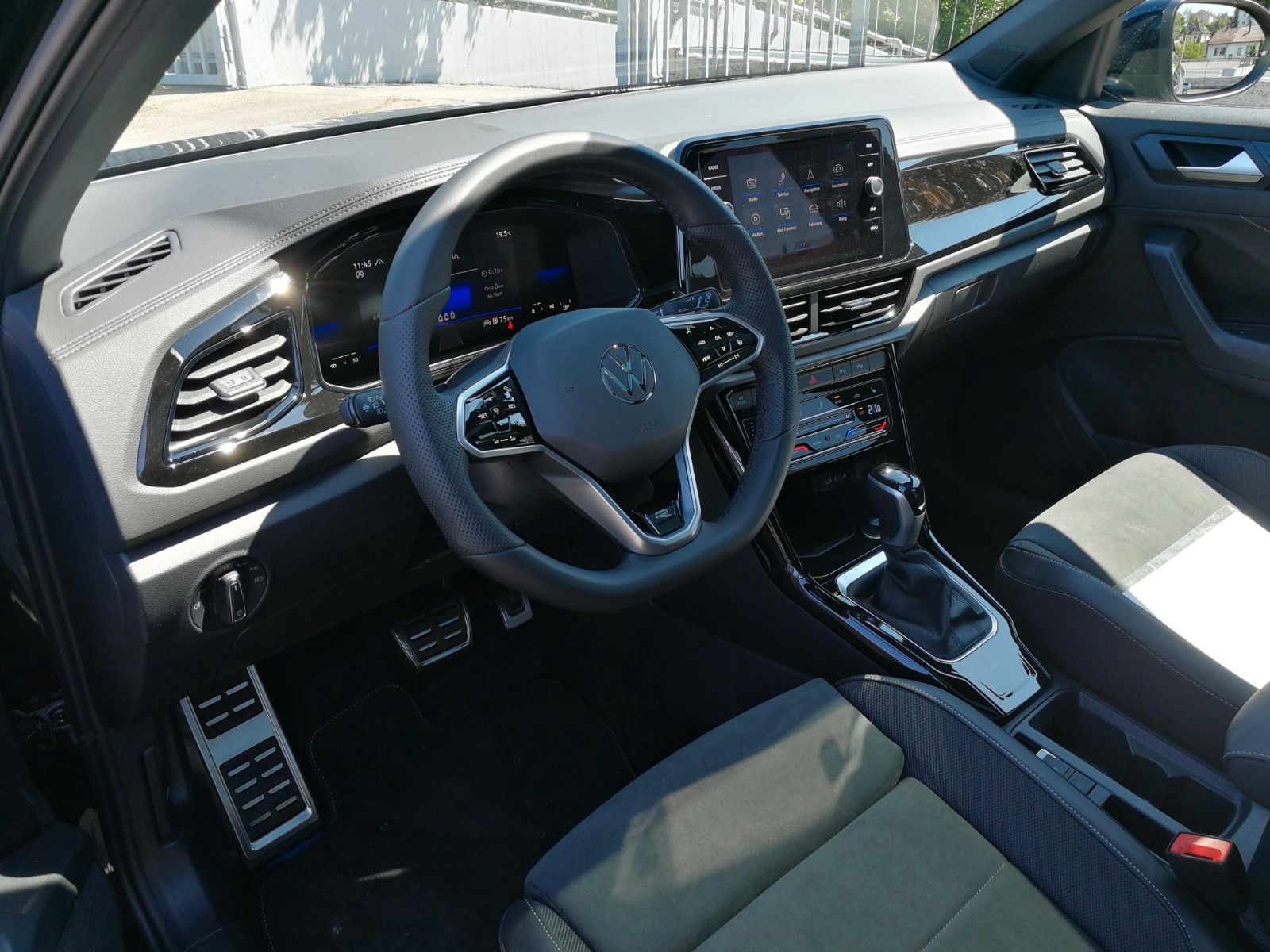 Fahrzeugabbildung Volkswagen T-Roc Sport 2.0 TSI 4M 19" AHK Navi Pano