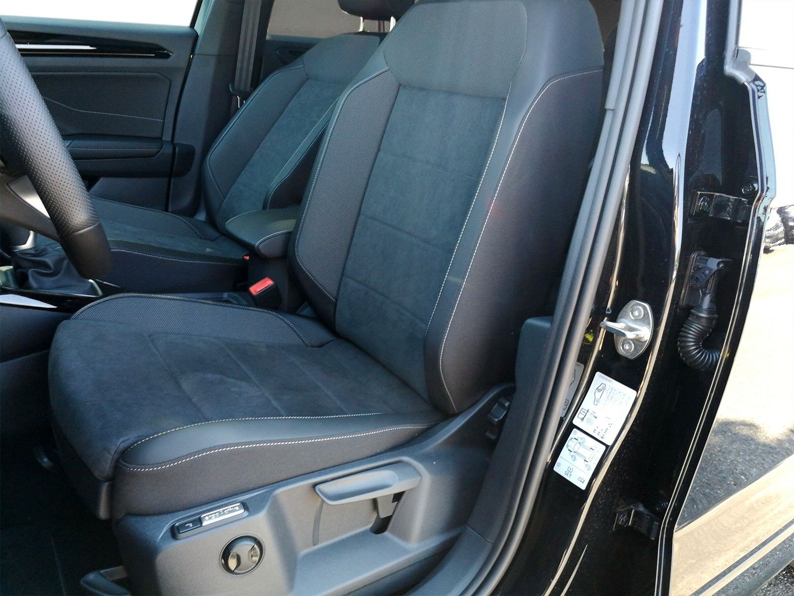 Fahrzeugabbildung Volkswagen T-Roc Sport 2.0 TSI 4M 19" AHK Navi Pano