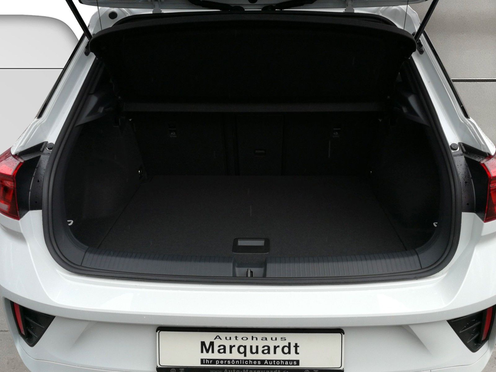 Fahrzeugabbildung Volkswagen T-Roc Sport 2.0 TSI 4M 19" AHK Navi Pano