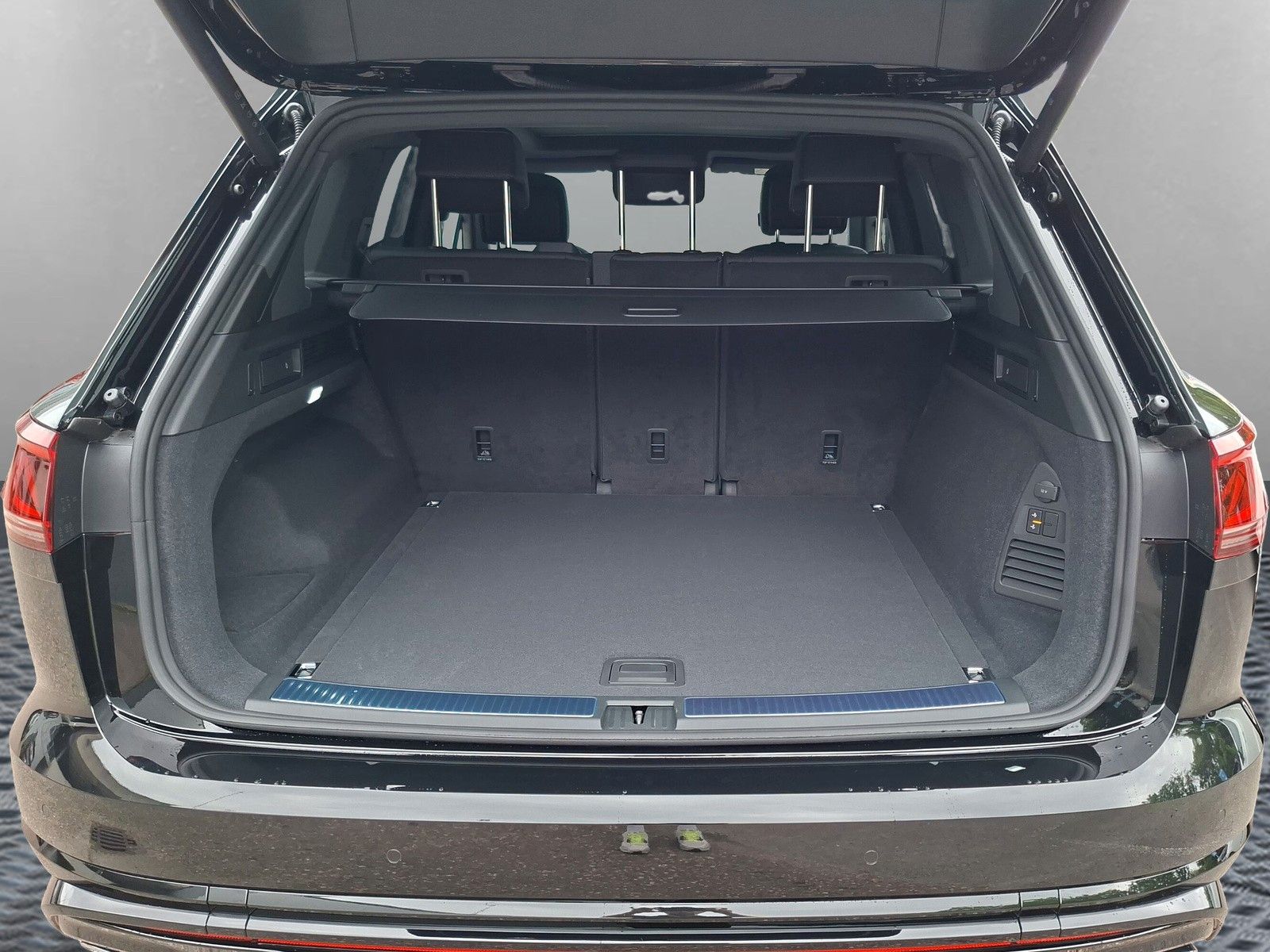 Fahrzeugabbildung Volkswagen Touareg 3.0 TDI 4M R-Line Final Edition Pano 22"