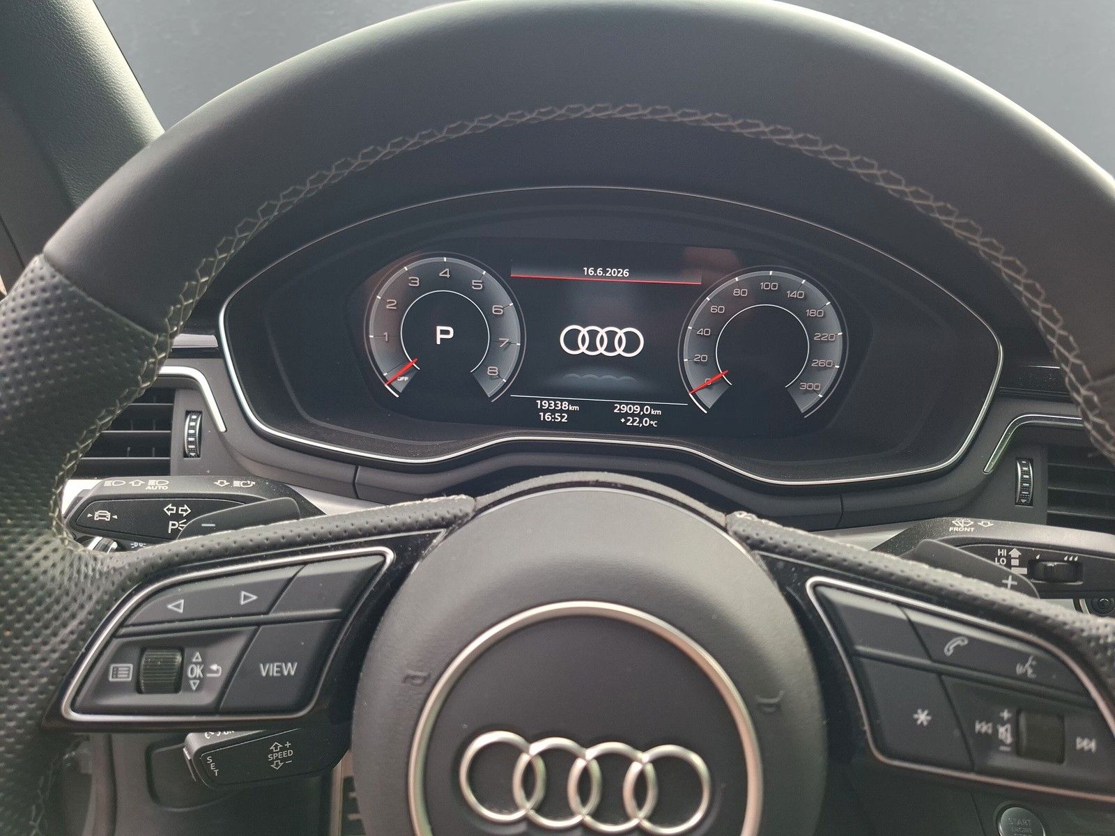 Fahrzeugabbildung Audi A5 Cabriolet 40 TFSI quattro S line Matrix AHK