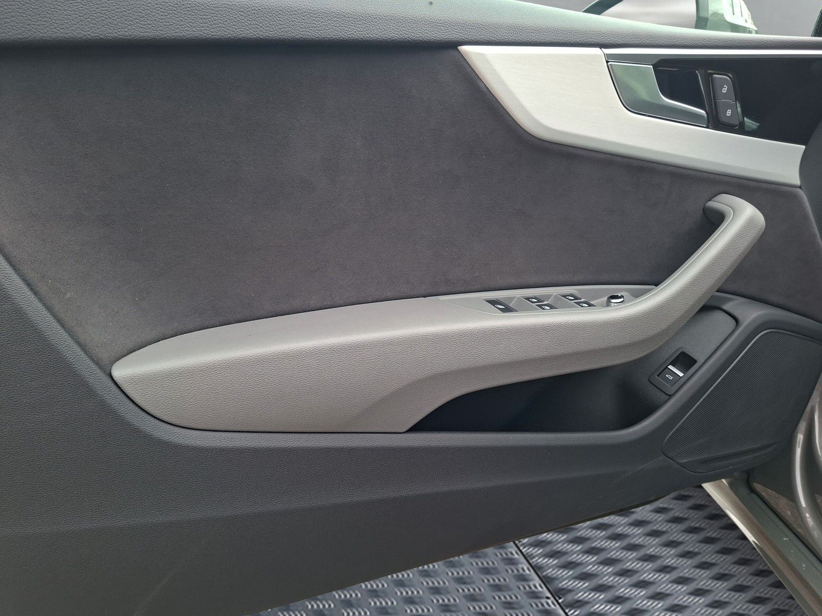 Fahrzeugabbildung Audi A5 Cabriolet 40 TFSI quattro S line Matrix AHK