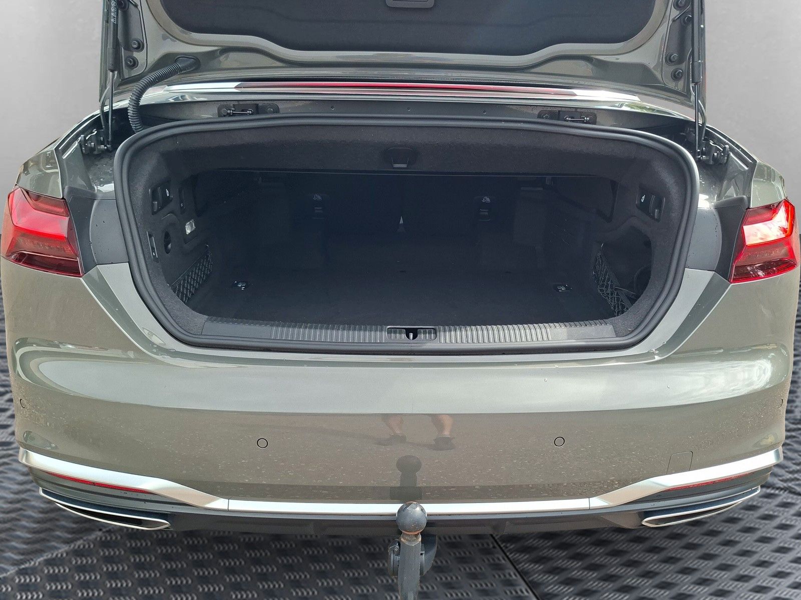 Fahrzeugabbildung Audi A5 Cabriolet 40 TFSI quattro S line Matrix AHK