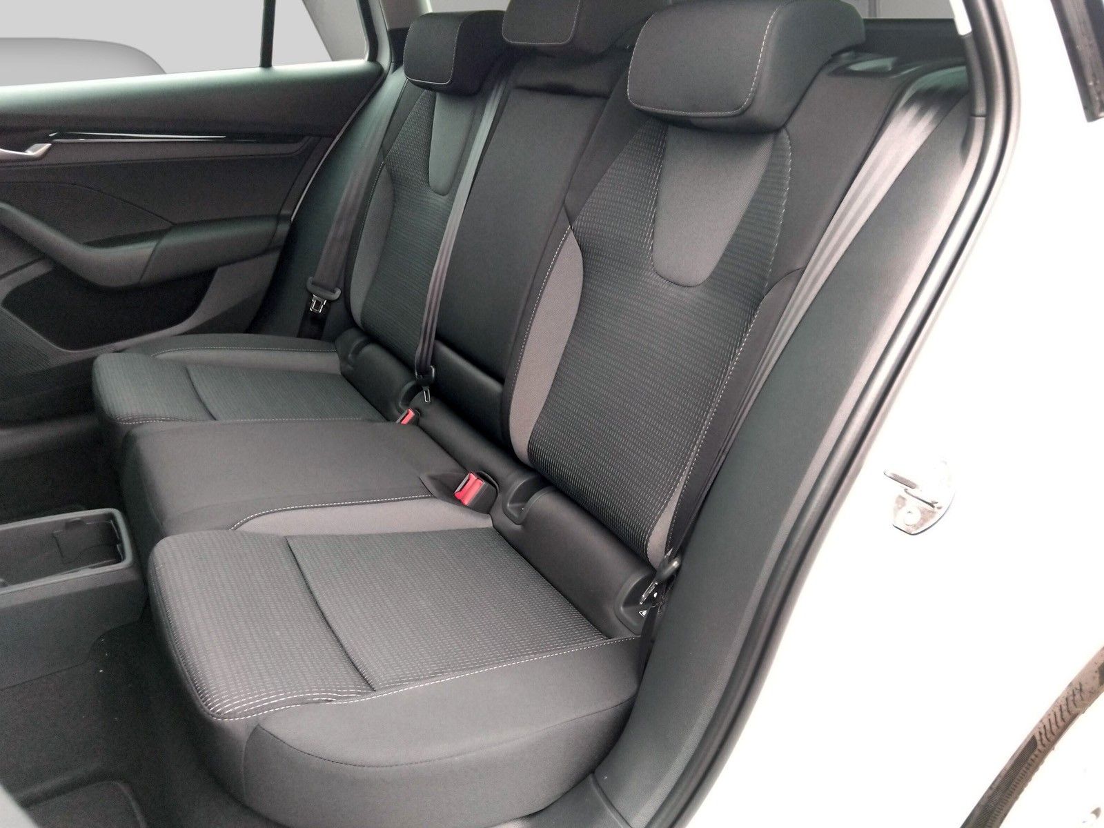 Fahrzeugabbildung SKODA Octavia Combi 2.0 TDI DSG AHK Standh. Navi ACC
