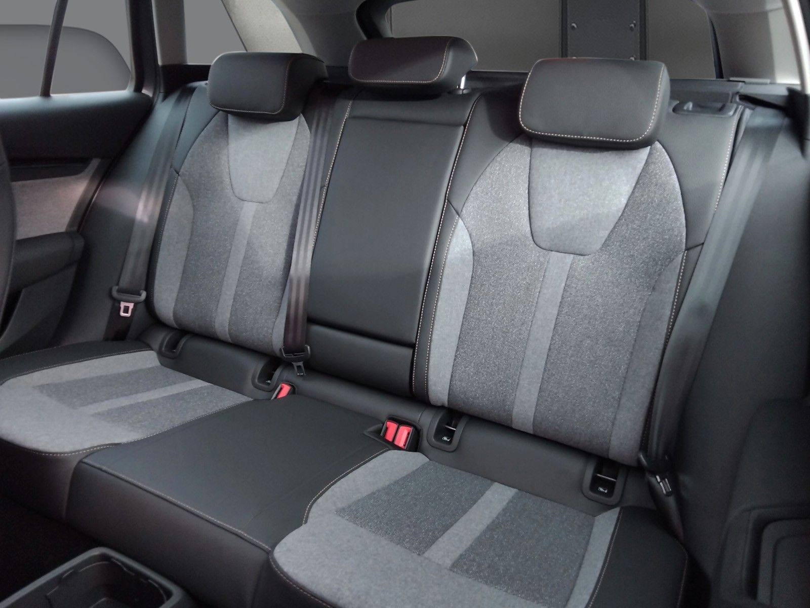 Fahrzeugabbildung SKODA Octavia Combi 1.5TSI eHeck ACC AHK 5J.Gar.Side