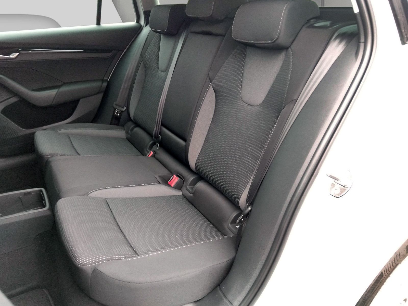 Fahrzeugabbildung SKODA Octavia Combi 1.5TSI eHeck ACC AHK 5J.Gar.Side