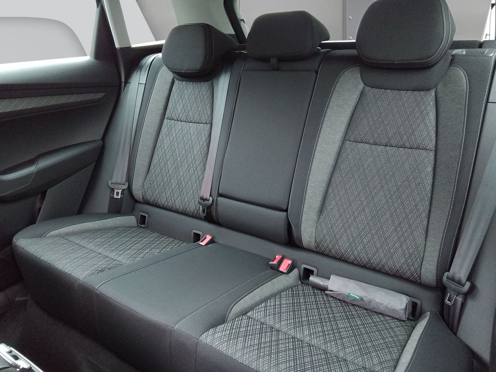 Fahrzeugabbildung SKODA Karoq Selection 2.0TDI 4x4 AHK ACC Navi Kamera