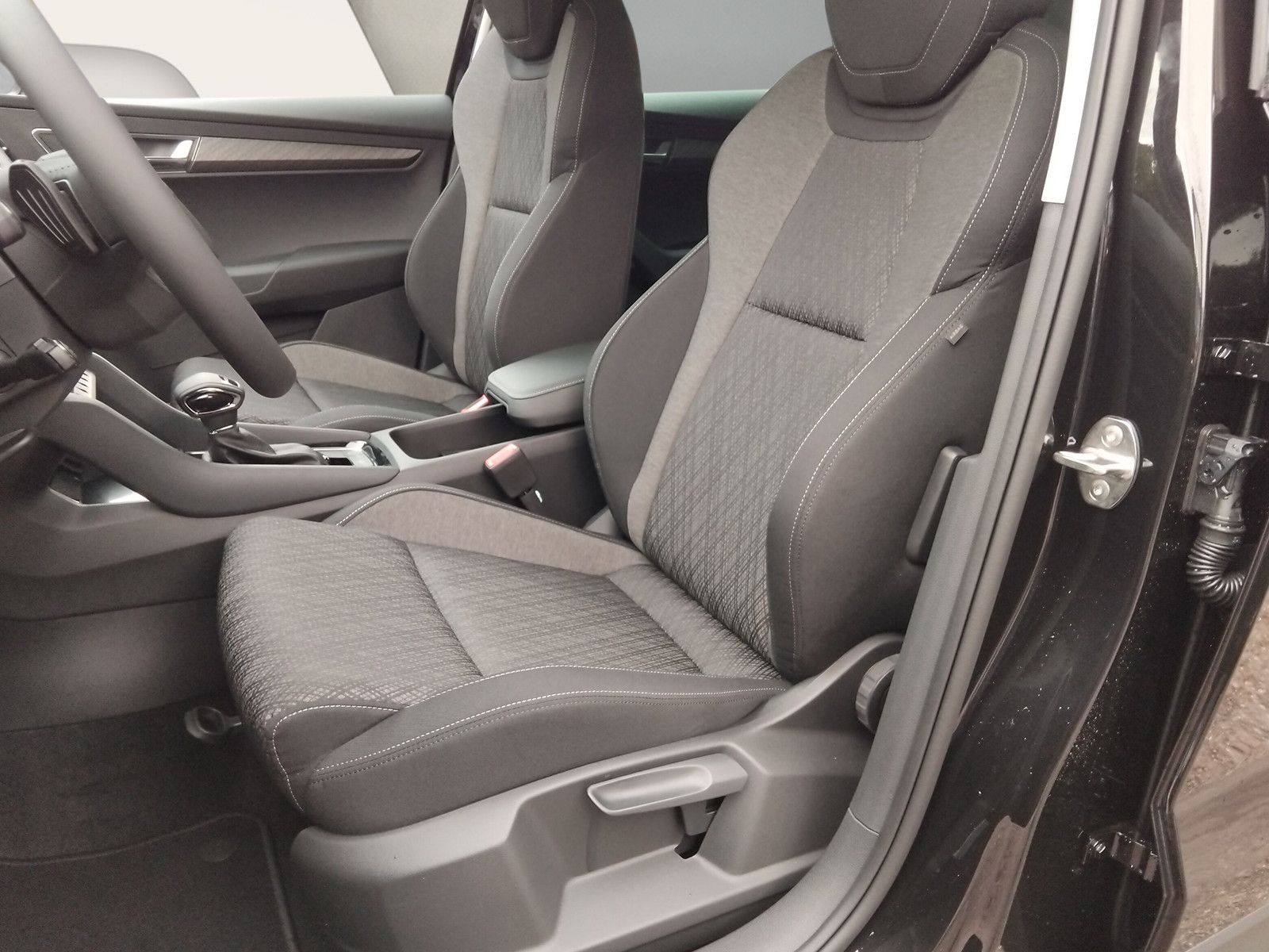 Fahrzeugabbildung SKODA Karoq Selection 2.0TDI 4x4 AHK ACC Navi Kamera