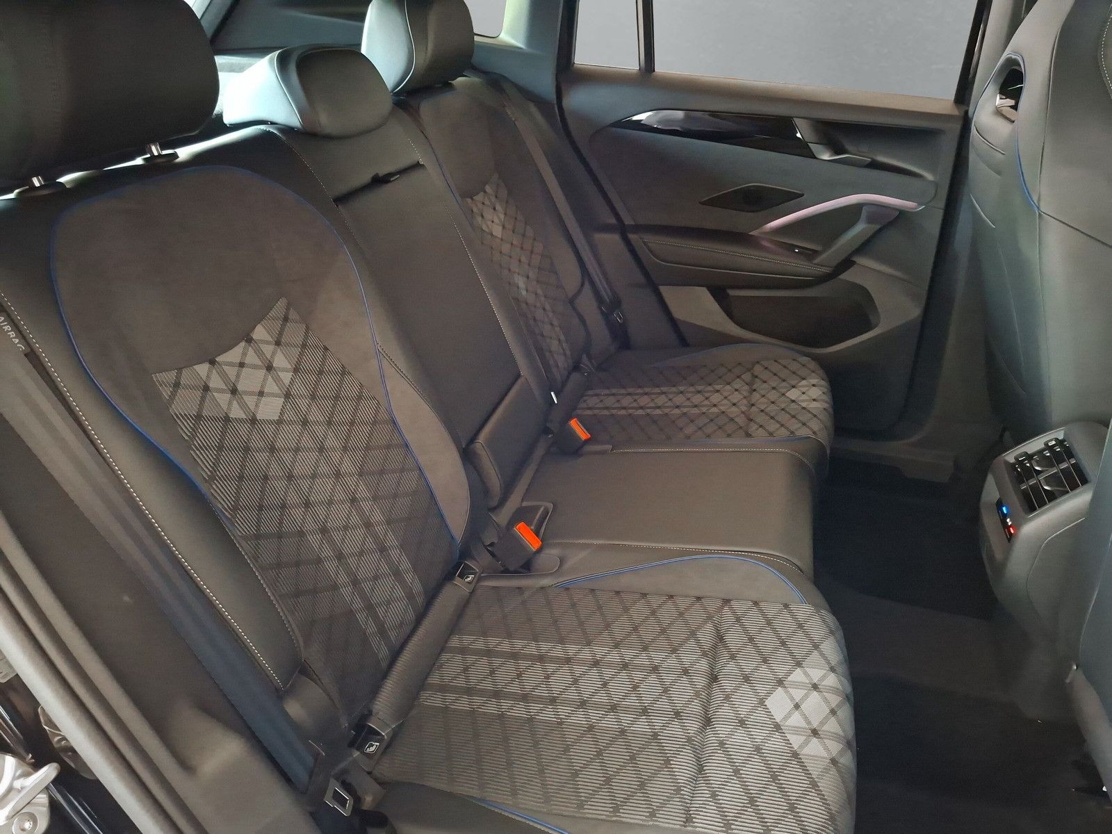 Fahrzeugabbildung Volkswagen Tiguan 1.5eTSI R-Line Pano IQMatrix AHK Headup