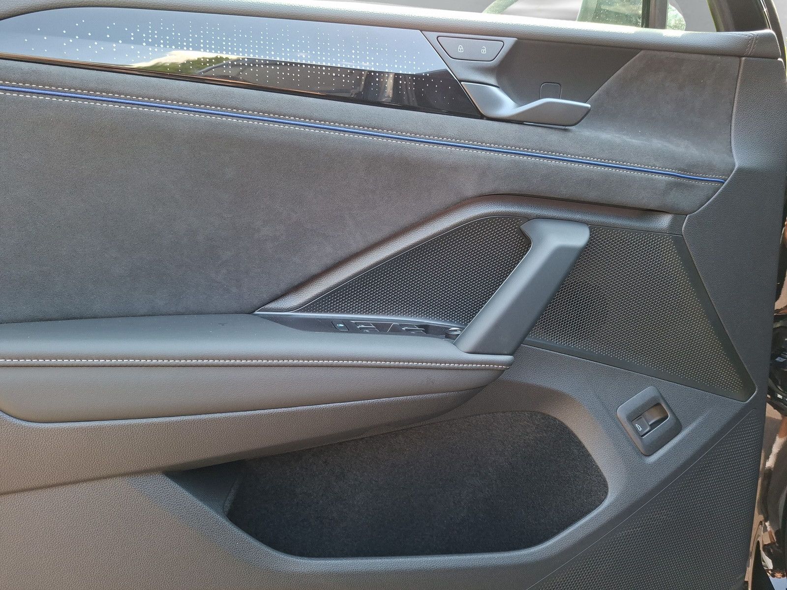 Fahrzeugabbildung Volkswagen Tiguan 1.5eTSI R-Line Pano IQMatrix AHK Headup