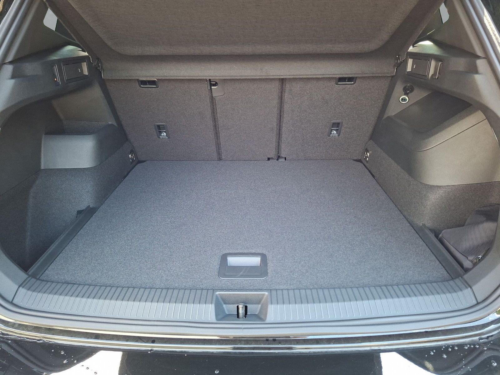 Fahrzeugabbildung Volkswagen Tiguan 1.5eTSI R-Line Pano IQMatrix AHK Headup
