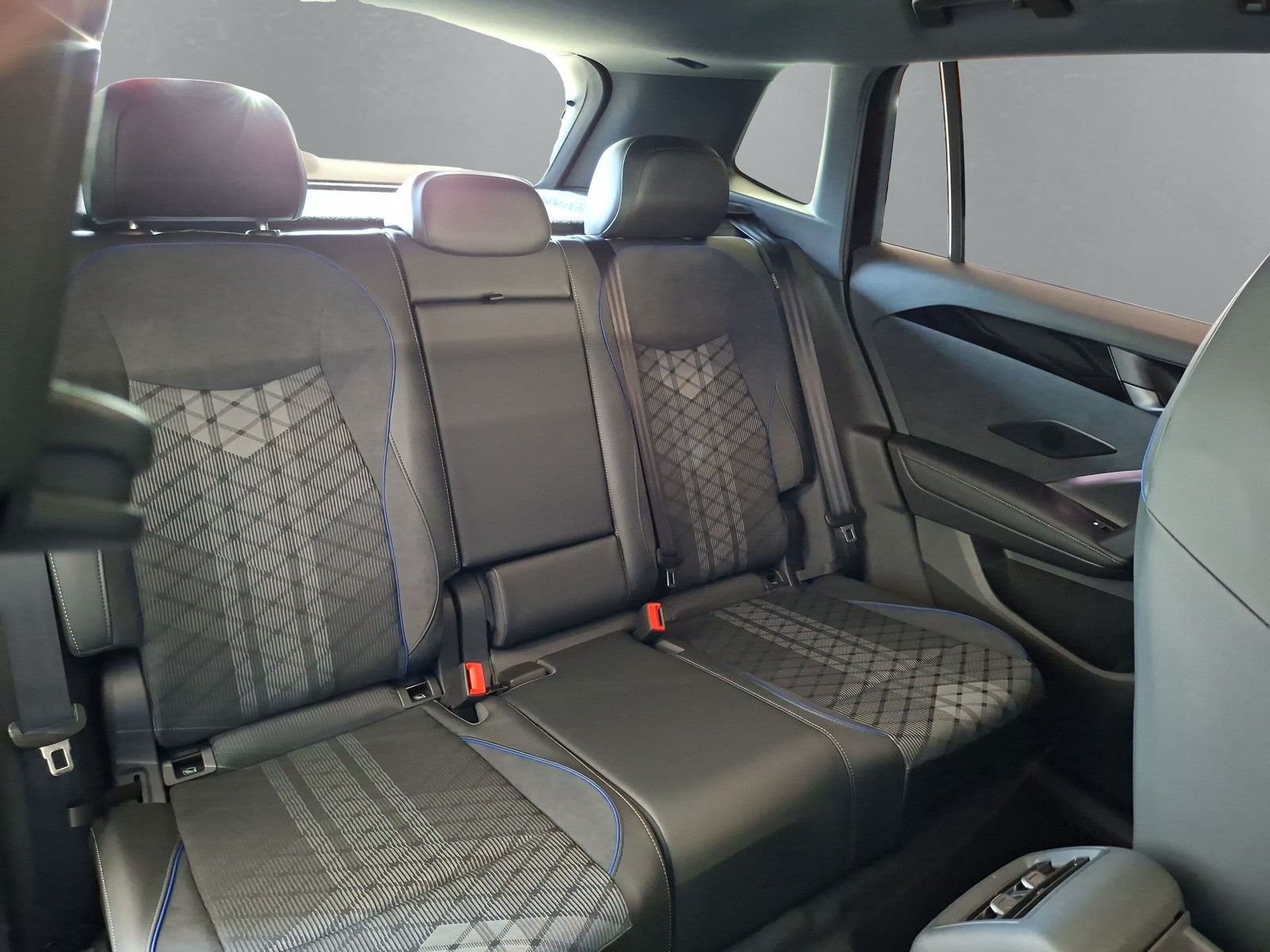 Fahrzeugabbildung Volkswagen Tiguan 1.5eTSI R-Line Pano IQMatrix AHK Headup
