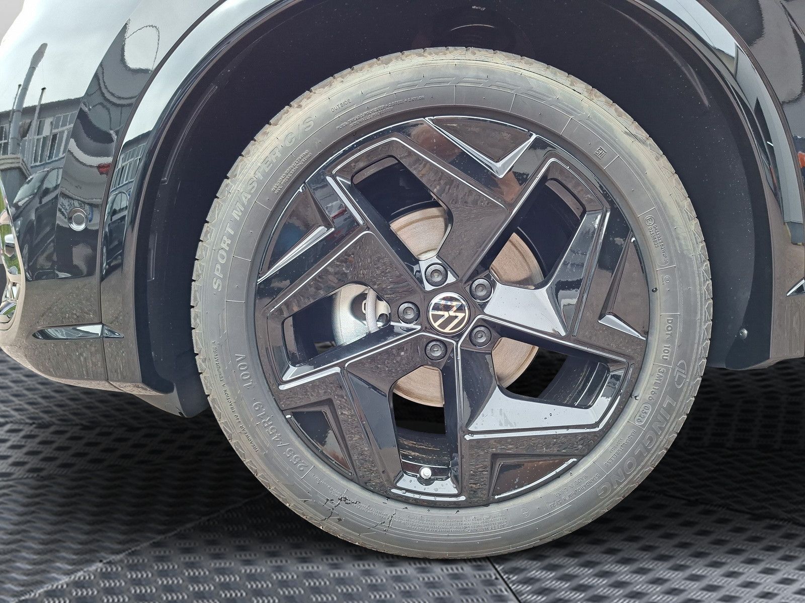 Fahrzeugabbildung Volkswagen Tiguan 1.5eTSI R-Line Pano IQMatrix AHK Headup
