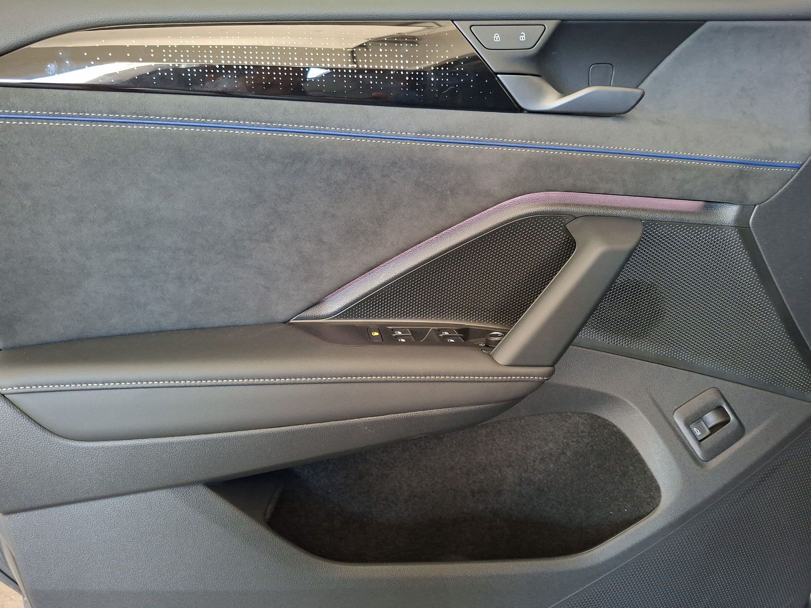 Fahrzeugabbildung Volkswagen Tiguan 1.5eTSI R-Line Pano IQMatrix AHK Headup