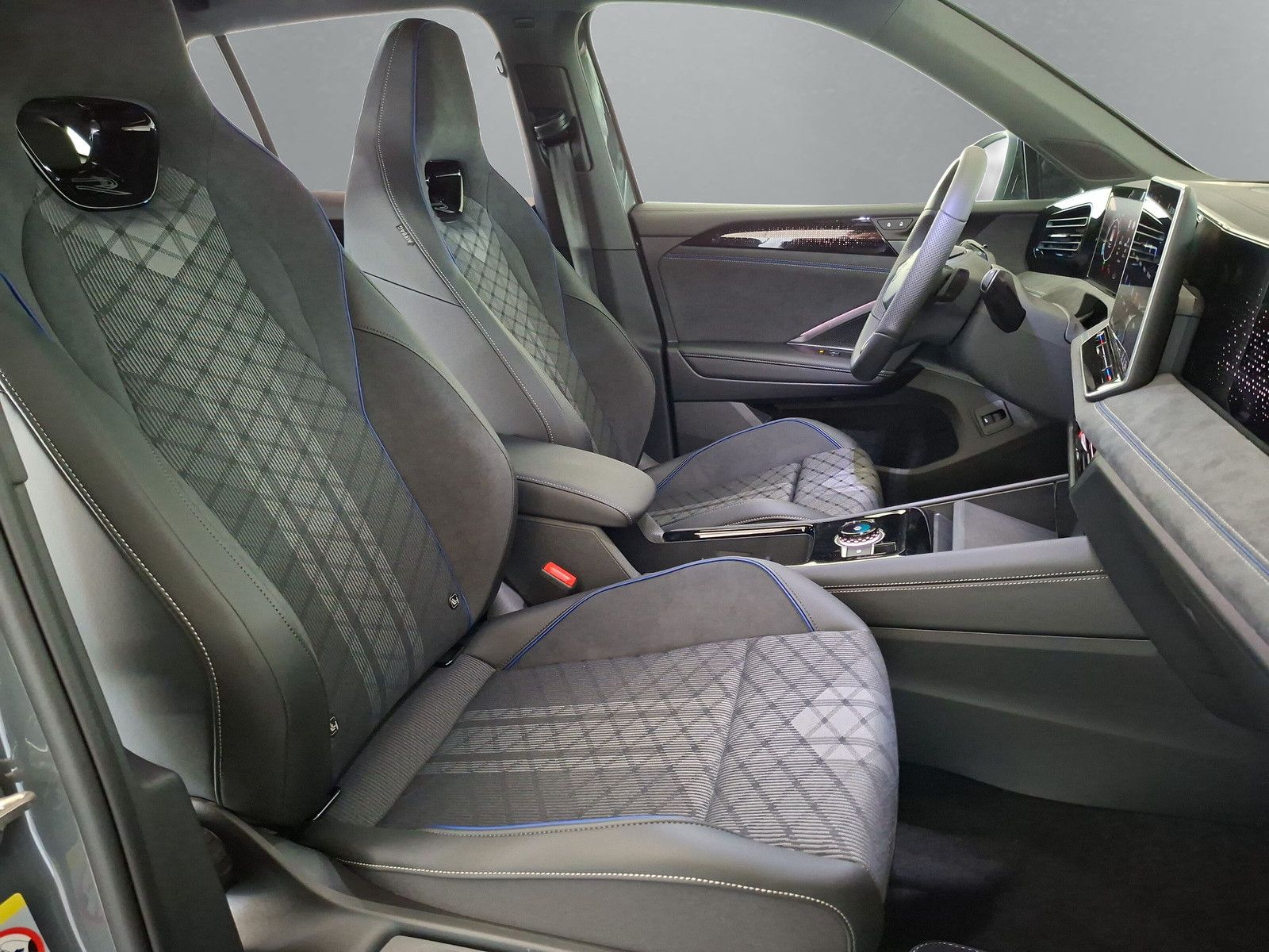 Fahrzeugabbildung Volkswagen Tiguan 1.5eTSI R-Line Pano IQMatrix AHK Headup