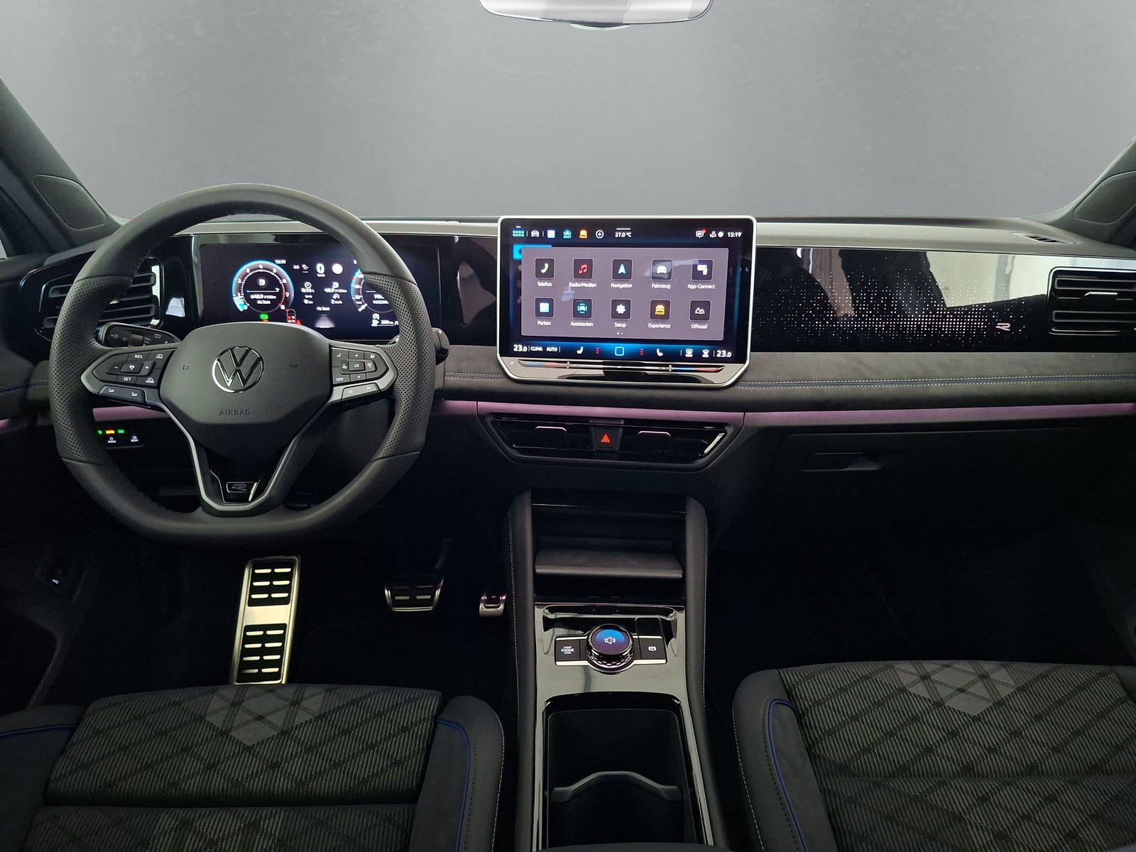 Fahrzeugabbildung Volkswagen Tiguan 1.5eTSI R-Line Pano IQMatrix AHK Headup