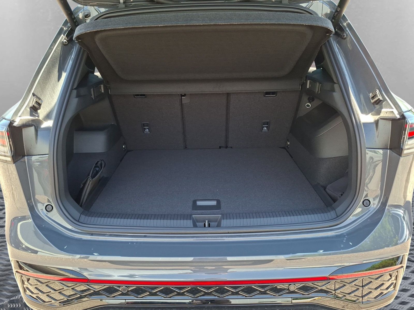 Fahrzeugabbildung Volkswagen Tiguan 1.5eTSI R-Line Pano IQMatrix AHK Headup