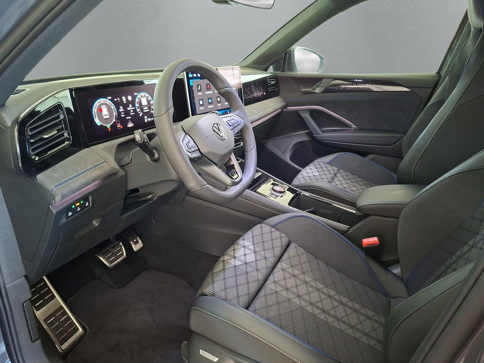 Fahrzeugabbildung Volkswagen Tiguan 1.5eTSI R-Line Pano IQMatrix AHK Headup