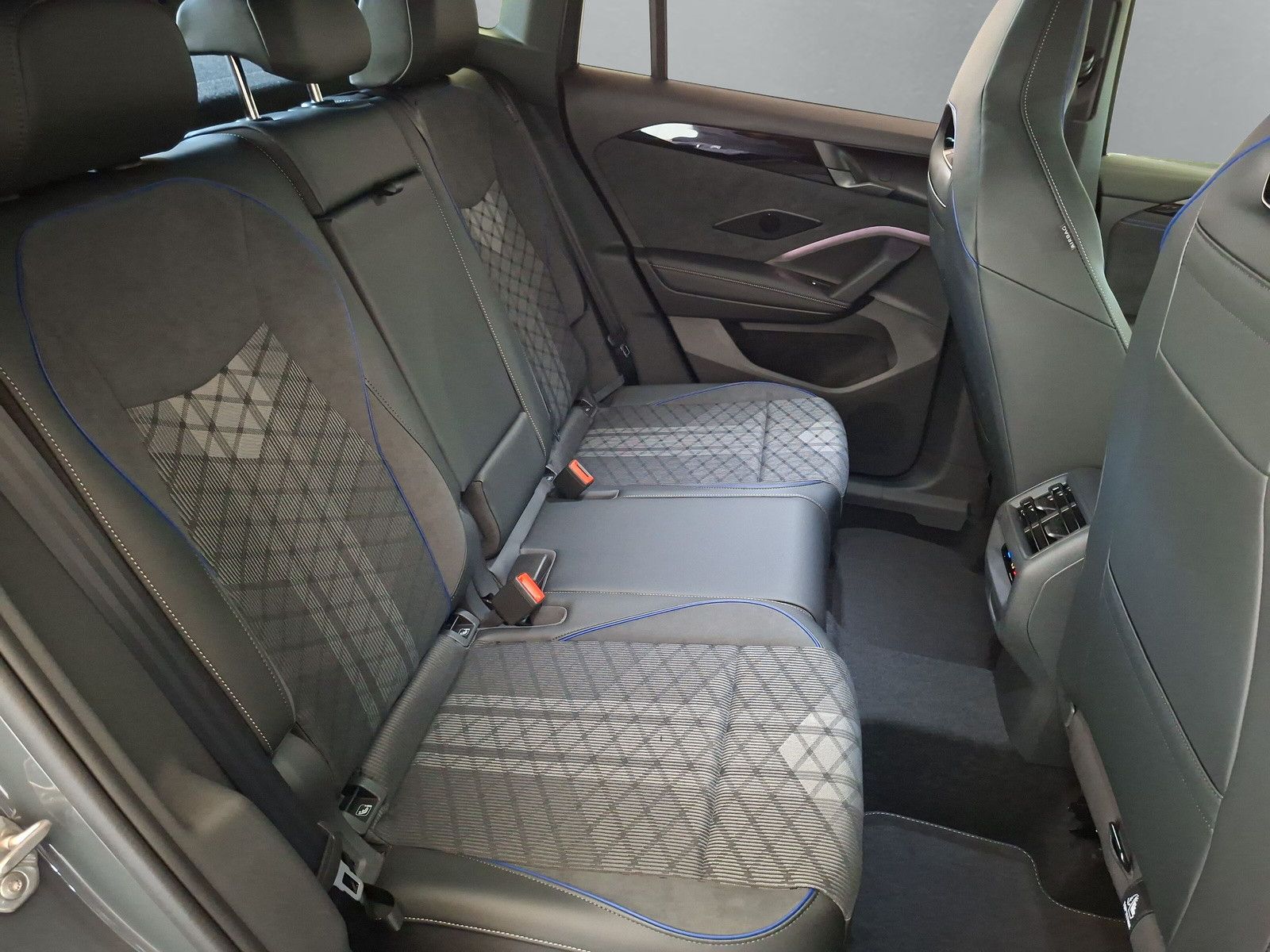 Fahrzeugabbildung Volkswagen Tiguan 1.5eTSI R-Line Pano IQMatrix AHK Headup
