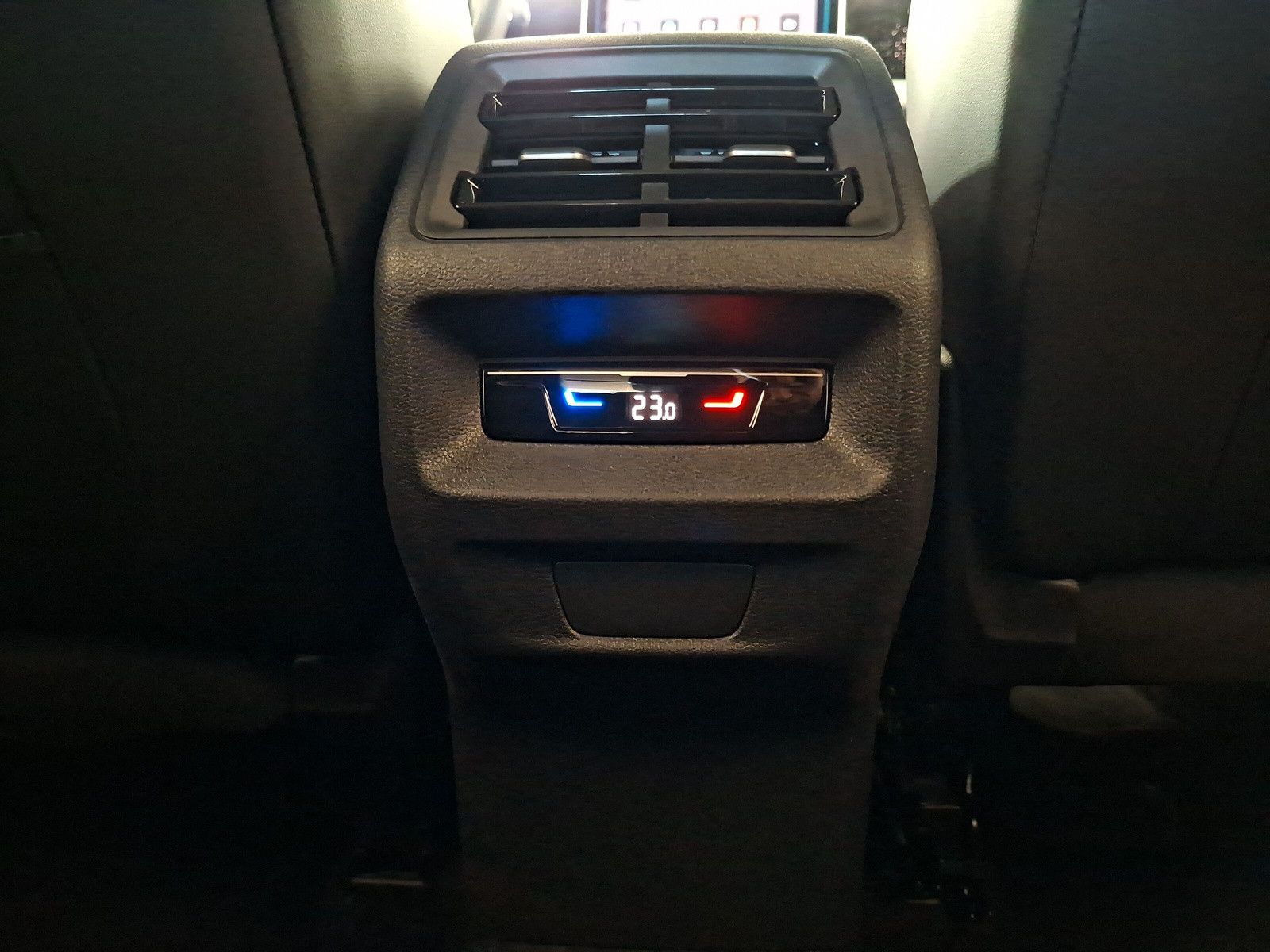 Fahrzeugabbildung Volkswagen Tiguan 1.5eTSI R-Line Pano IQMatrix AHK Headup