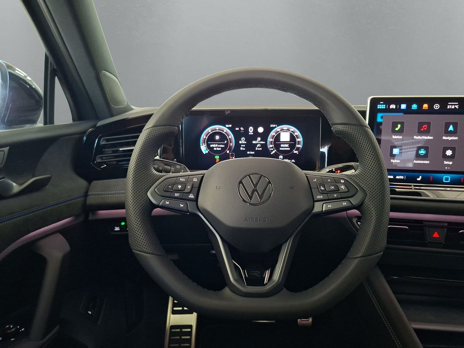 Fahrzeugabbildung Volkswagen Tiguan 1.5eTSI R-Line Pano IQMatrix AHK Headup