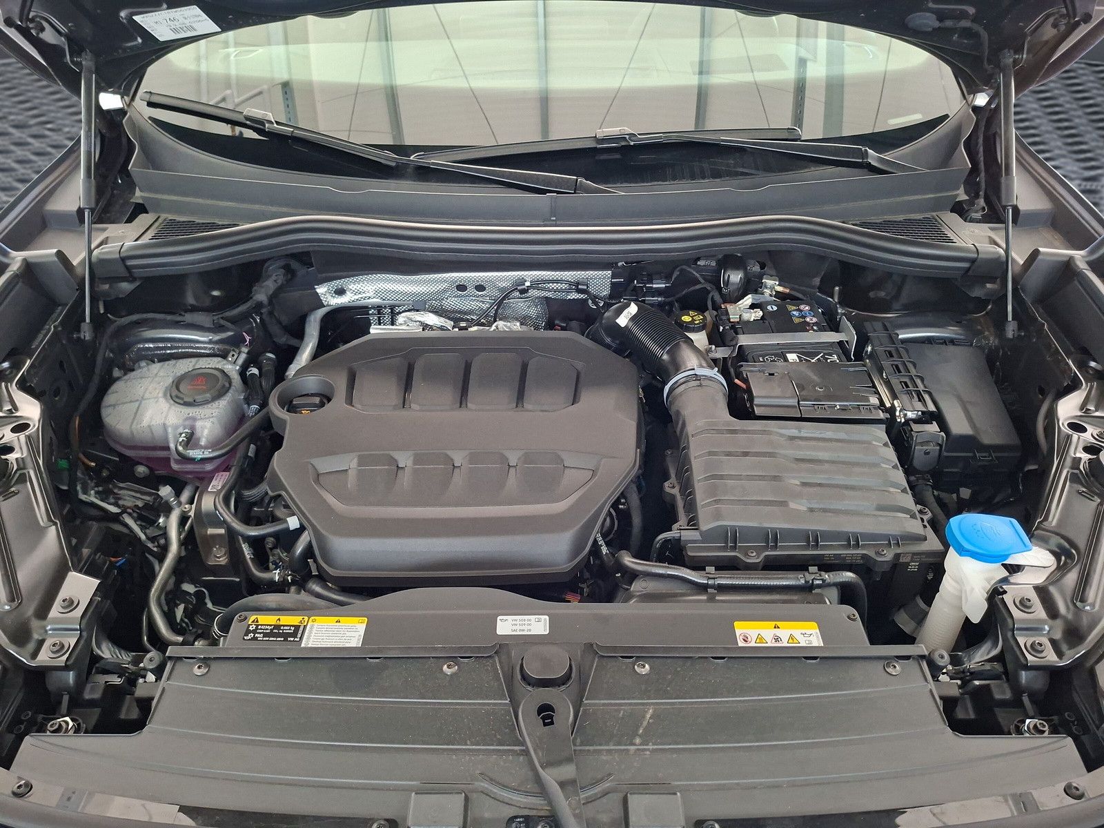 Fahrzeugabbildung Volkswagen Tiguan 1.5eTSI R-Line Pano IQMatrix AHK Headup