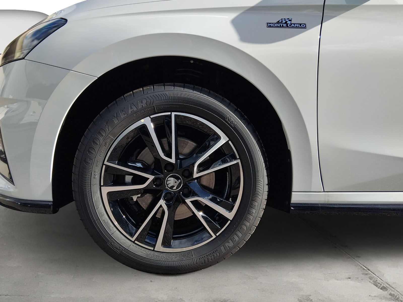 Fahrzeugabbildung SKODA Fabia 1.5TSI  Monte Carlo ACC heizbFront Kamera