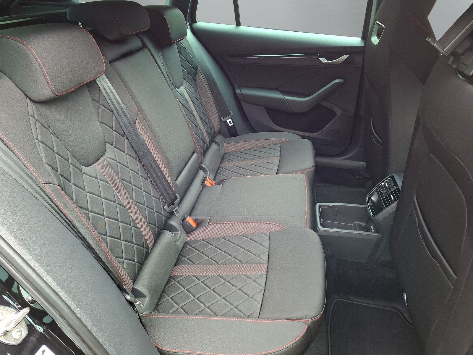 Fahrzeugabbildung SKODA Octavia Combi 2.0TSI RS 360° AHK Pano ACC DCC