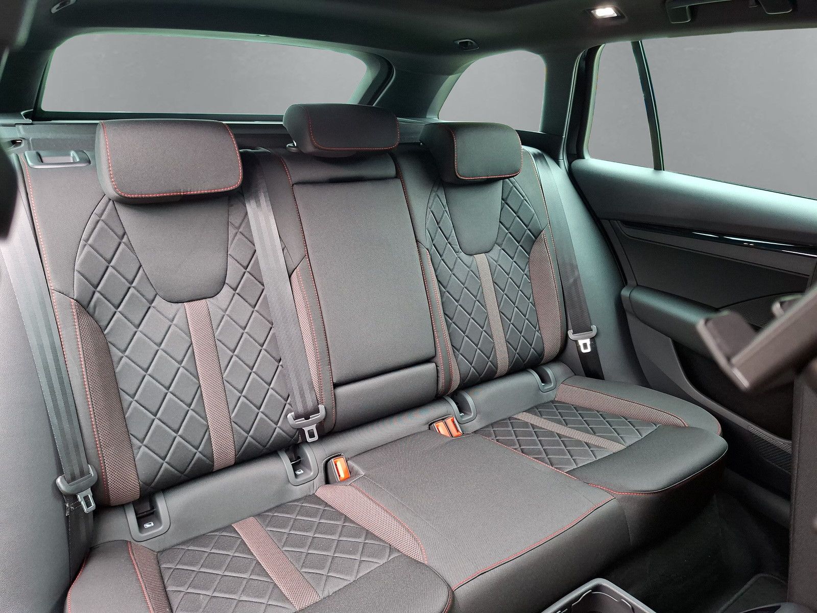 Fahrzeugabbildung SKODA Octavia Combi 2.0TSI RS 360° AHK Pano ACC DCC