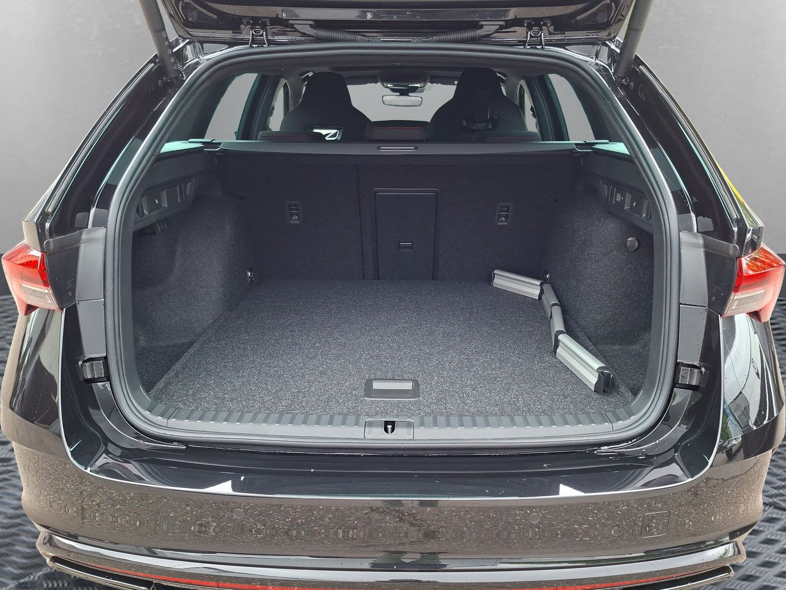 Fahrzeugabbildung SKODA Octavia Combi 2.0TSI RS 360° AHK Pano ACC DCC