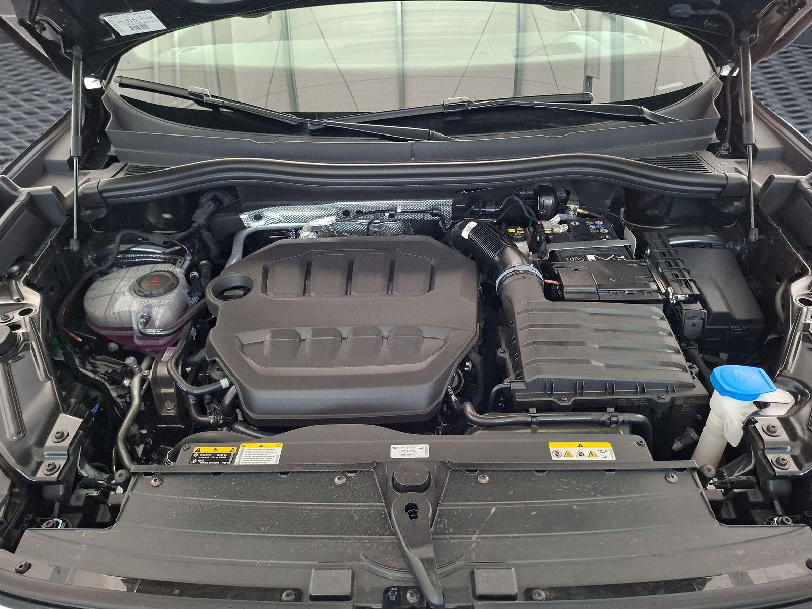 Fahrzeugabbildung Volkswagen Tiguan 1.5eTSI R-Line Pano IQMatrix AHK Headup