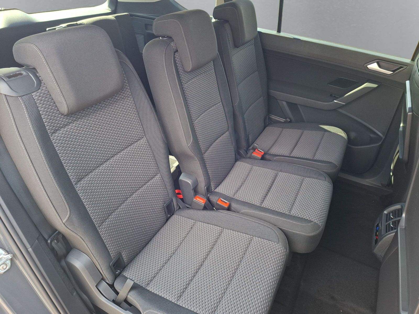 Fahrzeugabbildung Volkswagen Touran 1.5TSI IQ LED ACC 7Stz Standh Side 17"
