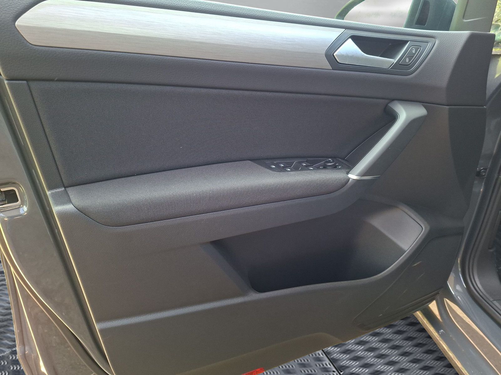 Fahrzeugabbildung Volkswagen Touran 1.5TSI IQ LED ACC 7Stz Standh Side 17"