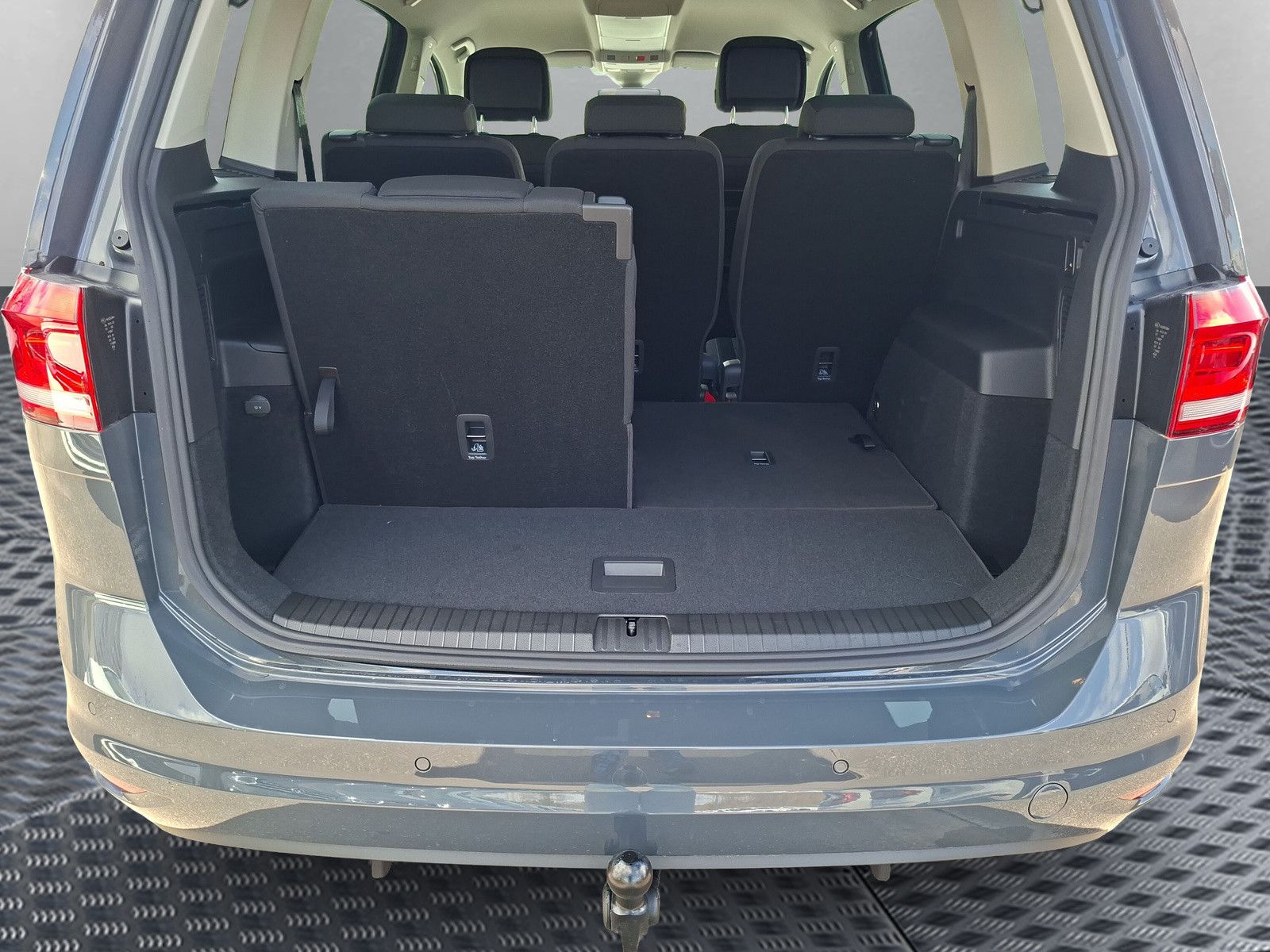 Fahrzeugabbildung Volkswagen Touran 1.5TSI IQ LED ACC 7Stz Standh Side 17"