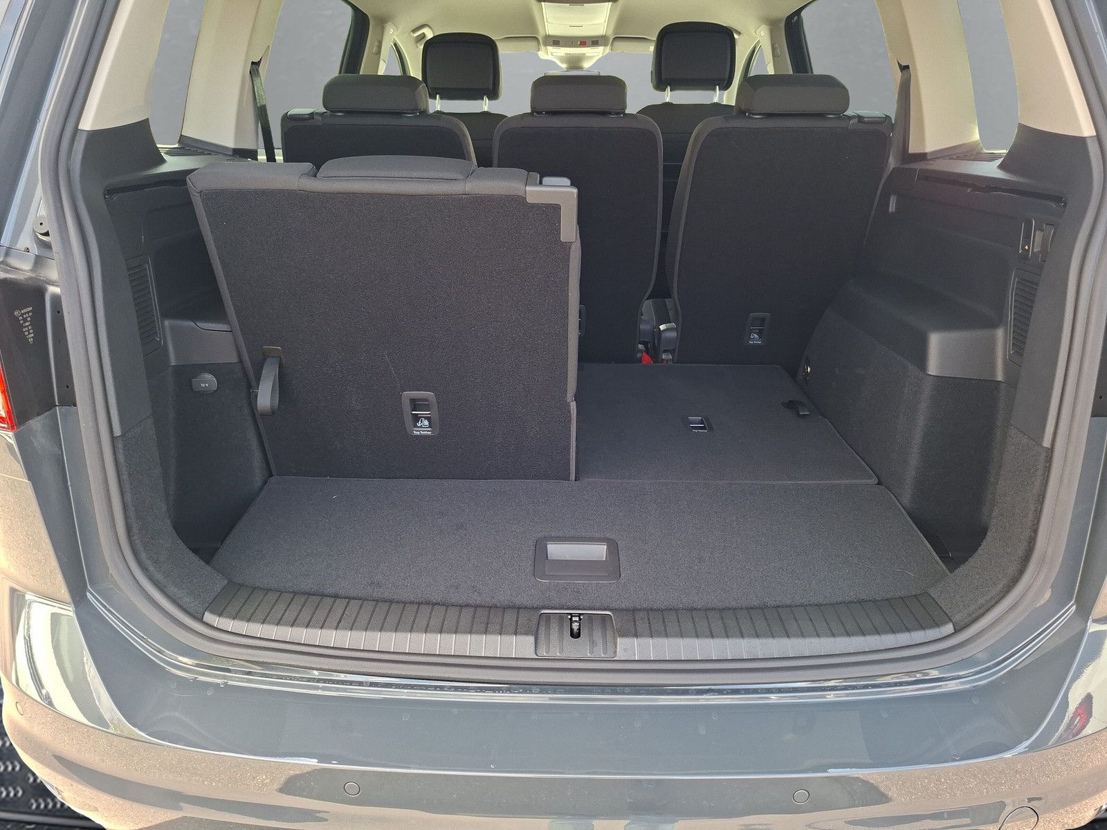 Fahrzeugabbildung Volkswagen Touran 1.5TSI IQ LED ACC 7Stz Standh Side 17"
