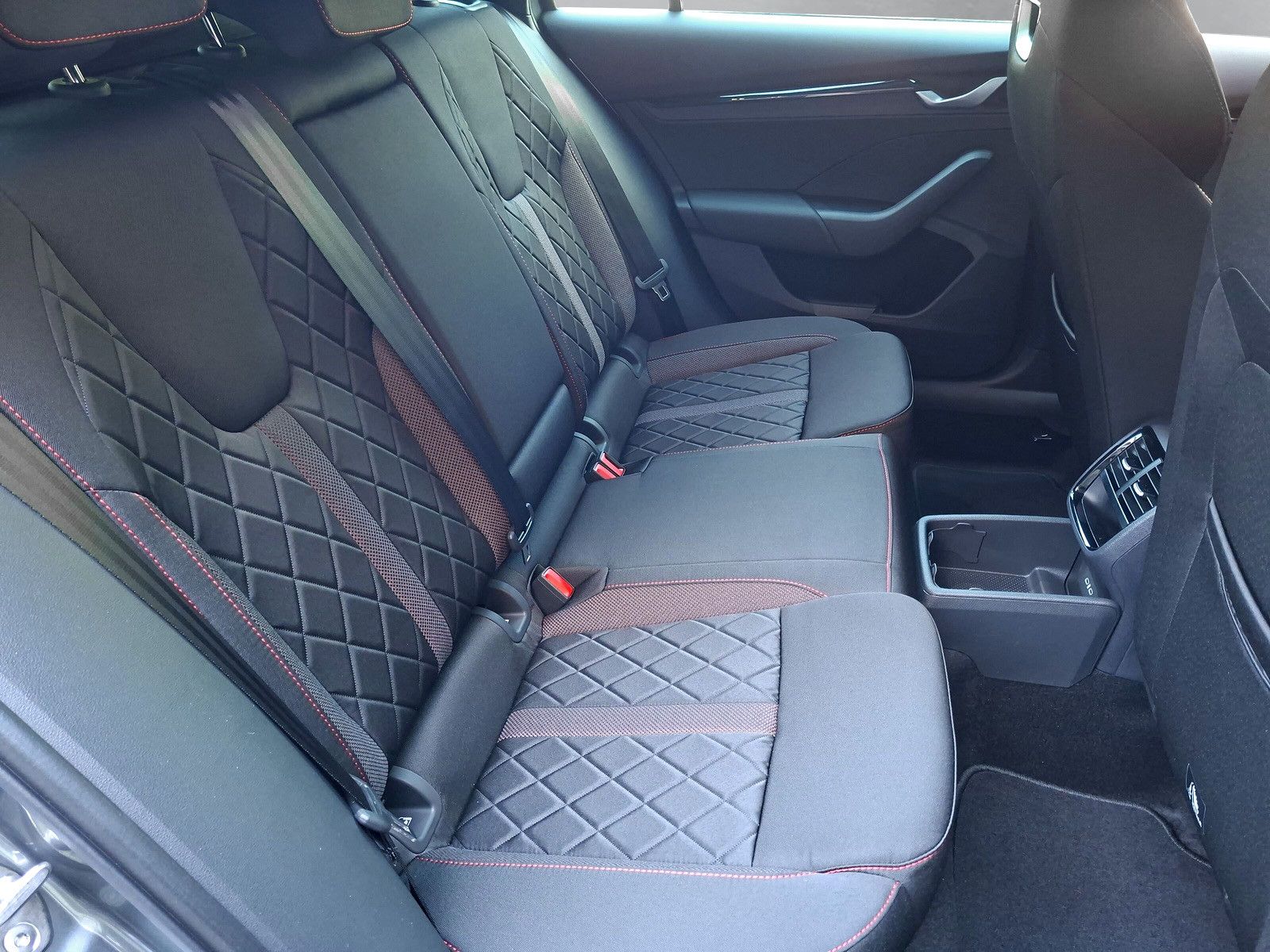 Fahrzeugabbildung SKODA Octavia Combi 2.0TSI RS 360° AHK Pano ACC DCC