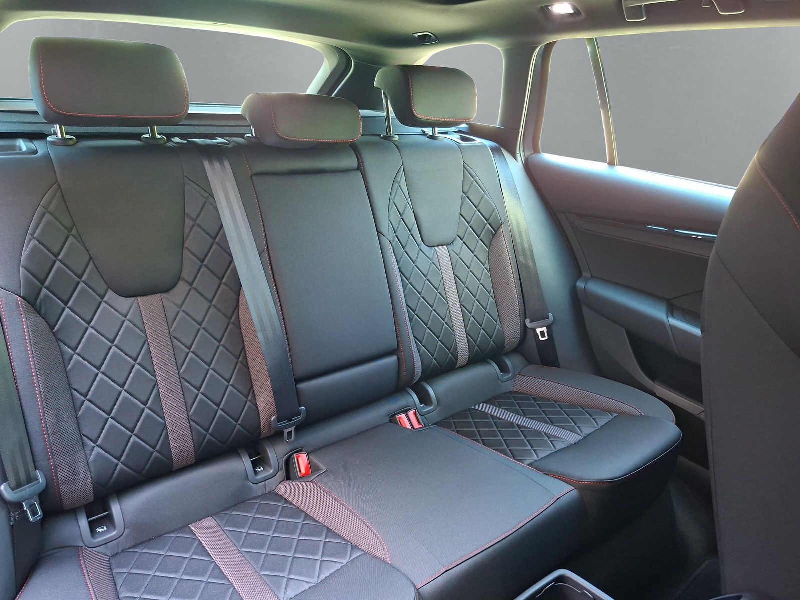 Fahrzeugabbildung SKODA Octavia Combi 2.0TSI RS 360° AHK Pano ACC DCC