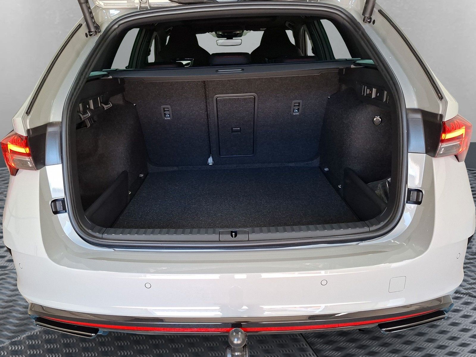 Fahrzeugabbildung SKODA Octavia Combi 2.0TSI RS 360° AHK Pano ACC DCC