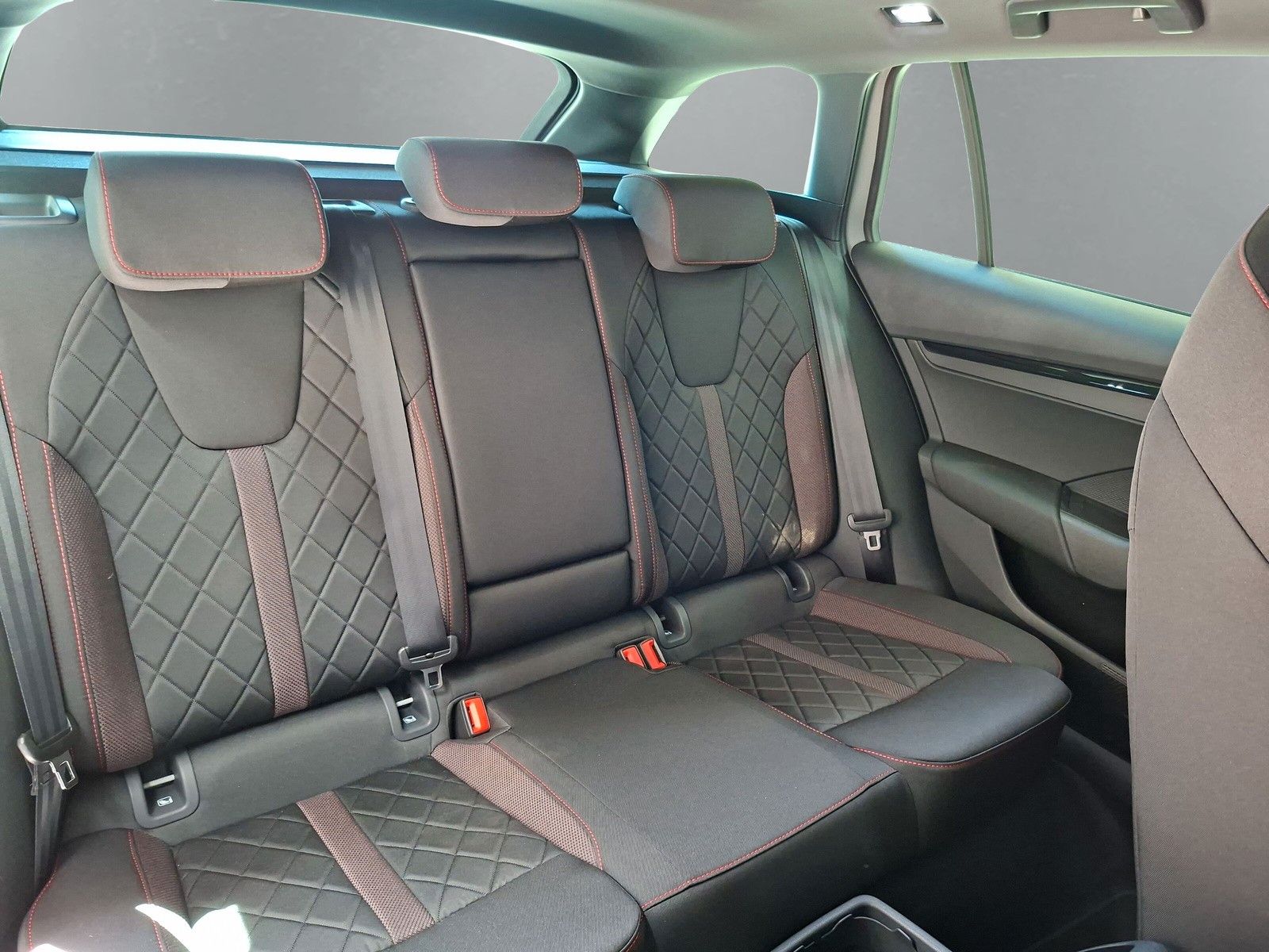 Fahrzeugabbildung SKODA Octavia Combi 2.0TSI RS 360° AHK Pano ACC DCC