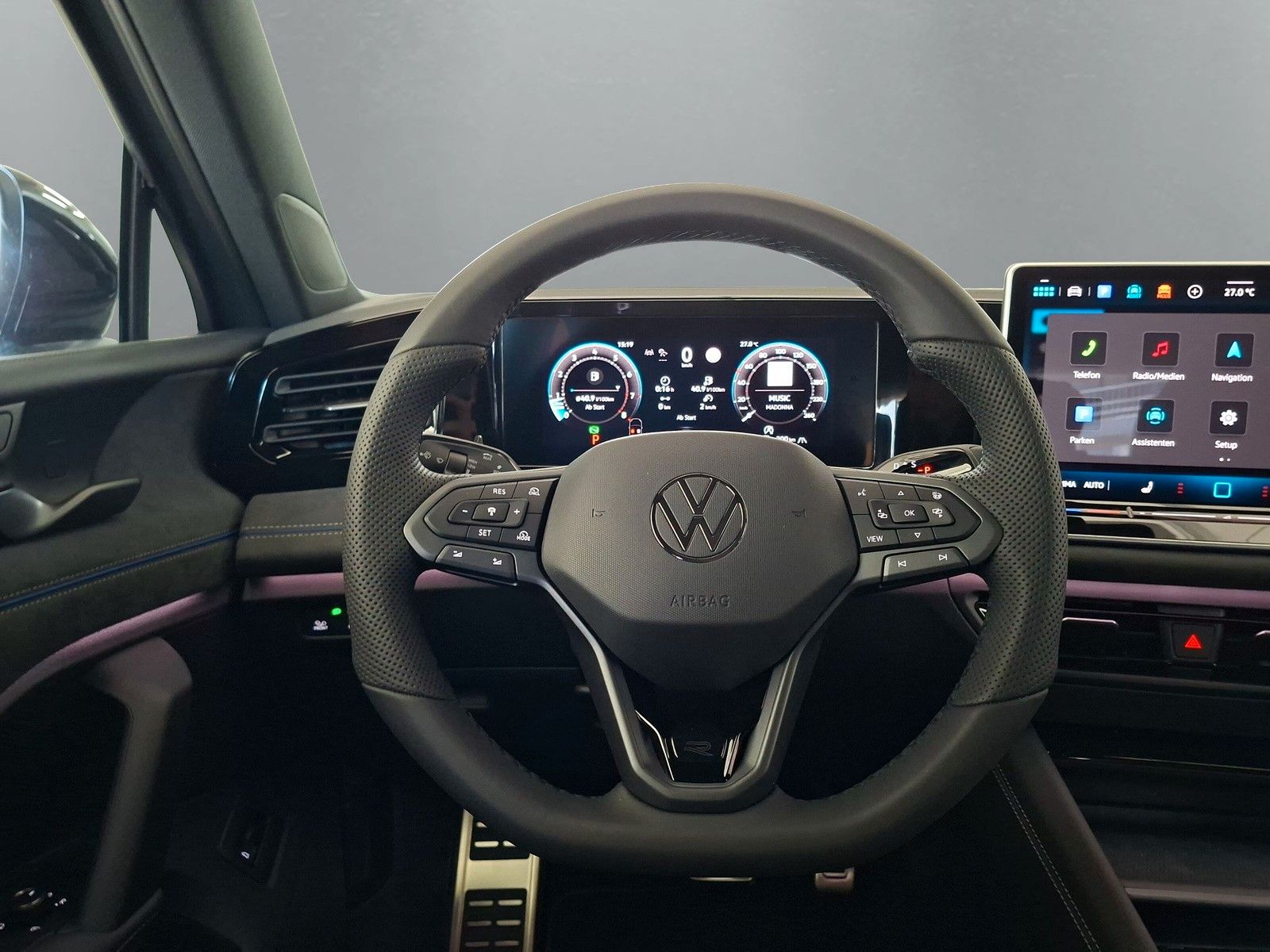 Fahrzeugabbildung Volkswagen Tiguan 2.0 TDI R-Line 20" Pano AHK Headup DCC