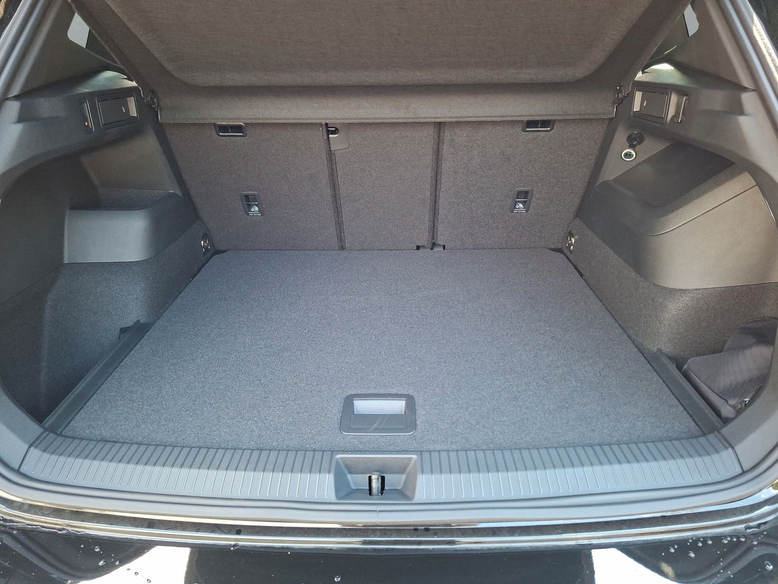 Fahrzeugabbildung Volkswagen Tiguan 2.0TDI R-Line 20" Pano AHK Headup DCC