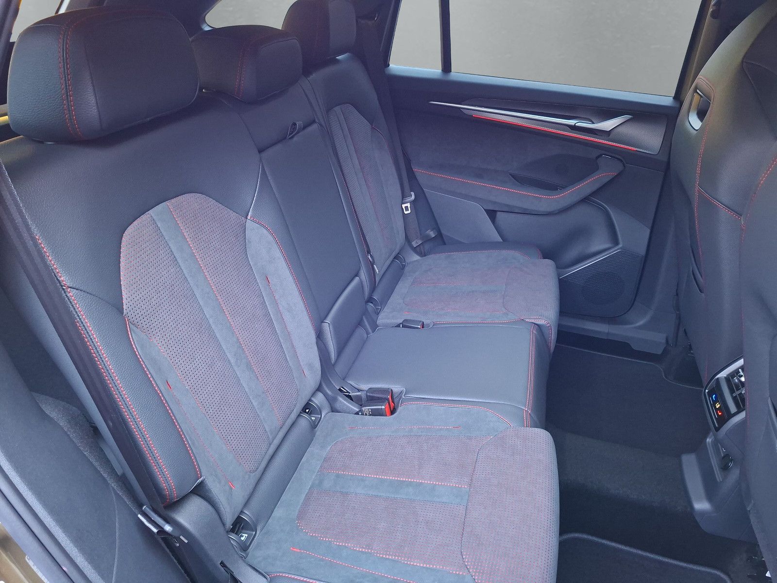 Fahrzeugabbildung SKODA Kodiaq 2.0TSI RS Pano AHK .Headup Standh.7Sitz