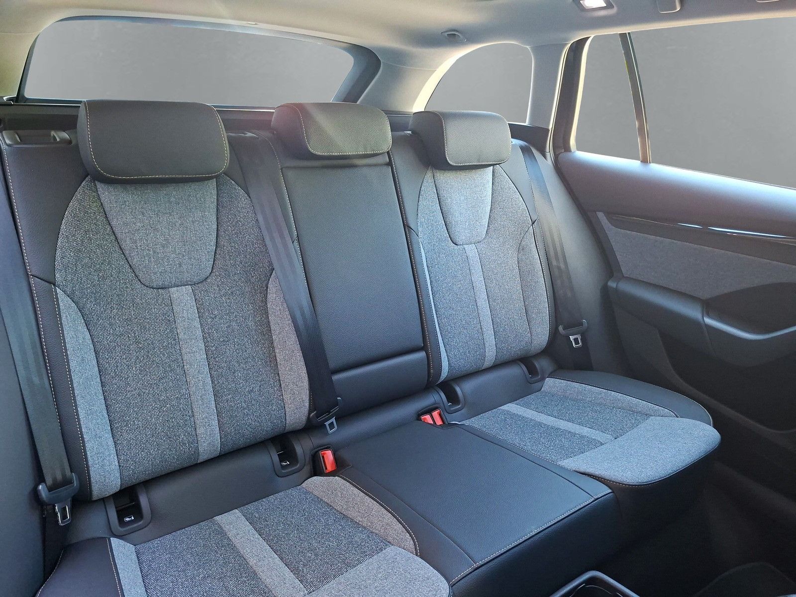 Fahrzeugabbildung SKODA Octavia Combi  1.5TSI eHeck ACC AHK 5J.Gar.Side