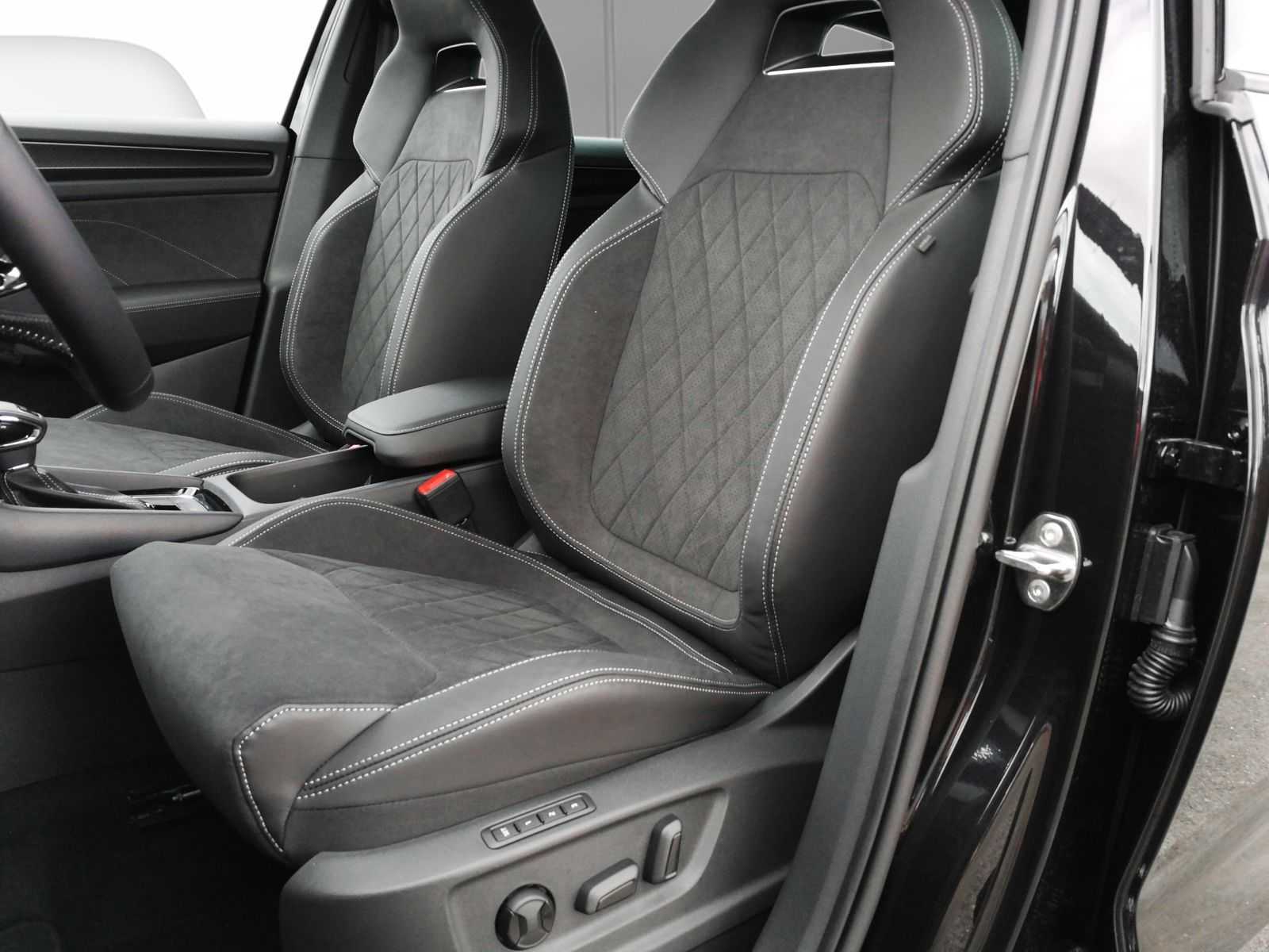 Fahrzeugabbildung SKODA Kodiaq Sportline 2.0TSI 7S AHK Canton Pano 20"