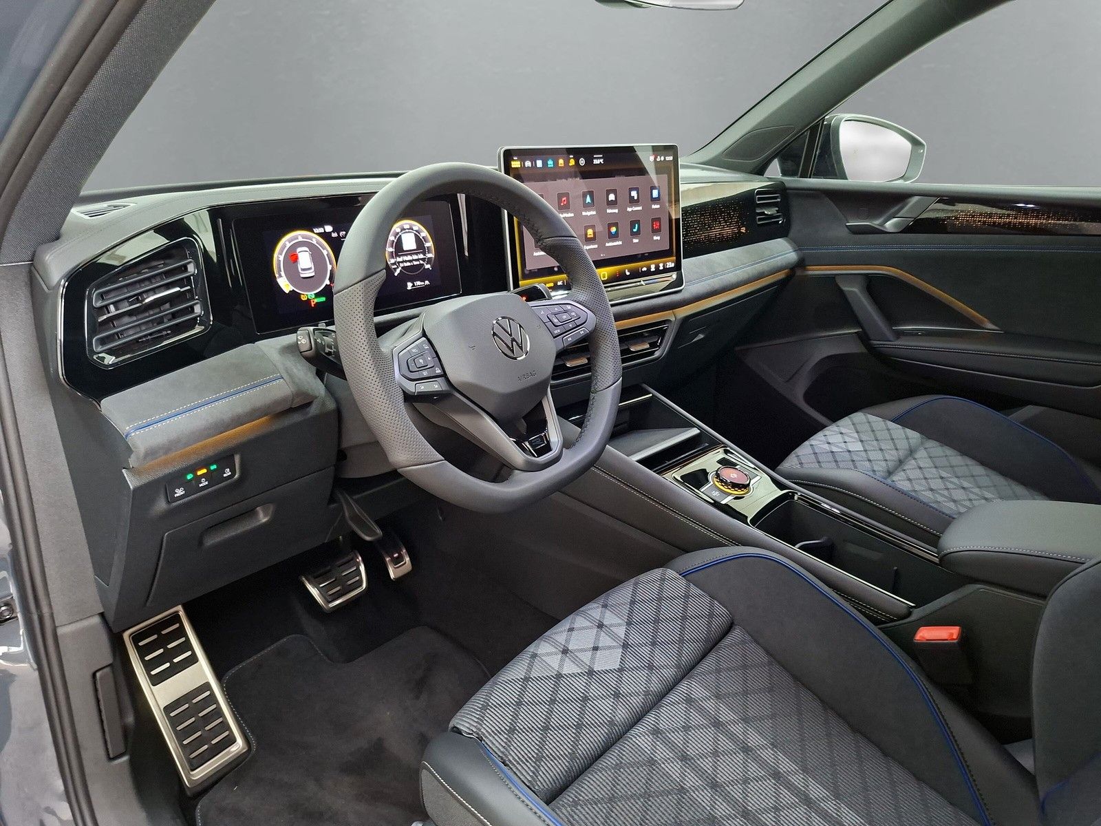 Fahrzeugabbildung Volkswagen Tiguan 1.5eTSI R-Line Pano IQMatrix AHK Headup