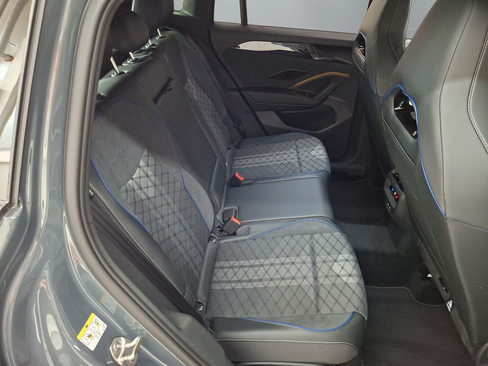Fahrzeugabbildung Volkswagen Tiguan 1.5eTSI R-Line Pano IQMatrix AHK Headup